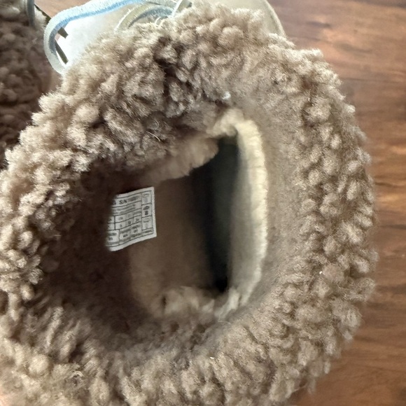 NWOT UGG Sarissa Dune Shearling Lined Short Suede Tan Boots-Size 7 - Picture 6 of 11